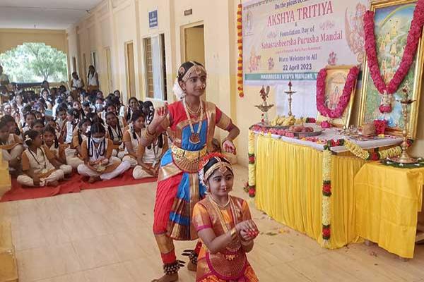 Thanjavur Maharishi Vidya Mandir school celebrated Akshaya Tritiya on 22.04.2024 in a grand manner to mark the establishment of Sahasra Sheersha Purush Mandala, a part of the World Peace Movement with special Guru pooja and transcendental meditation.
